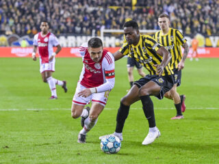 Ajax blijft na worstelpartij met Vitesse in het spoor van Feyenoord