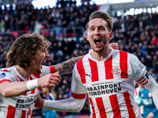 PSV deelt met uitblinker Bakayoko en jubilaris De Jong dreun uit aan Twente