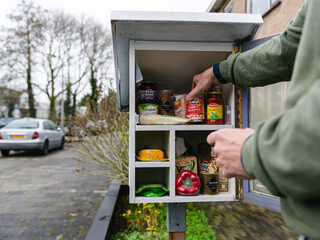 Armoede blijft een taboe. Opkomst van de deelkastjes: levensmiddelen delen