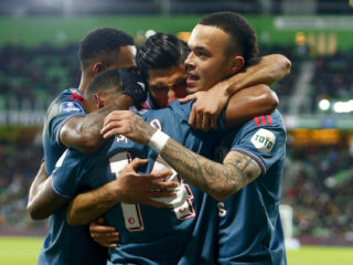 Feyenoord profiteert optimaal van puntenverlies Ajax en PSV