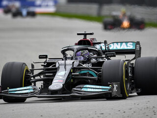 Honderdste Grand Prix-zege Hamilton, Verstappen tweede