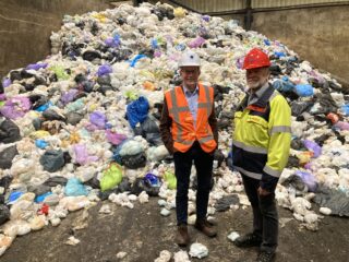 Van poepbroek naar auto-onderdeel: enorme luierberg gerecycled in speciale fabriek