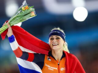 Irene Schouten prolongeert wereldtitel met derde tijd ooit