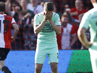Feyenoord in de extra tijd naast PSV dankzij Dessers