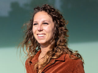 Sinds ze ze zelf heeft bezorgd, is journalist Marieke de Ruiter gestopt met het bestellen van pakketjes