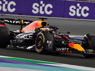 Max Verstappen wint in Jeddah na late aanval op Leclerc