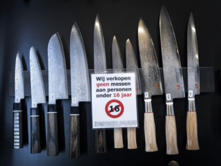 Stand.nl: 'Er moet zo snel mogelijk een landelijk messenverbod voor minderjarigen komen'