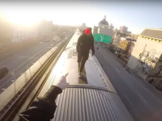 Zo 'surfen' tieners bovenop de metro's van New York