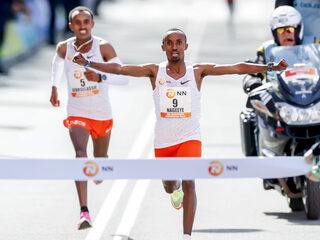 Nageeye wint marathon van Rotterdam, ook Brinkman sensationeel