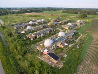 Olst heeft de grootste op earthships gebaseerde woningwijk van Europa