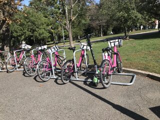 In Praag zijn fietsenrekken ver te zoeken