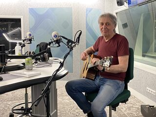 Hoe kiest meestergitarist Harry Sacksioni zijn gitaar? 'Hij moet tegenstribbelen'