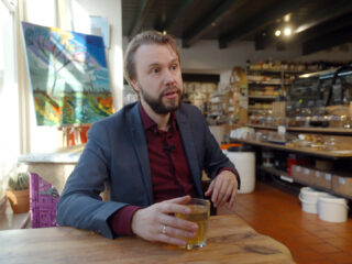 Econoom gaat tegen de stroom in: hij werkt én consumeert minder om het goede voorbeeld te geven