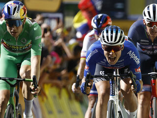 Jasper Philipsen snelste sprinter in 15e rit Tour