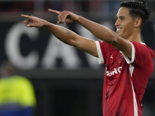 AZ houdt vol met tien spelers tegen elf van Volendam