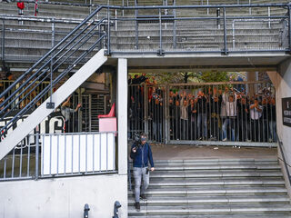 Supporters NEC spieken tussen dichte poorten en zien hun ploeg winnen