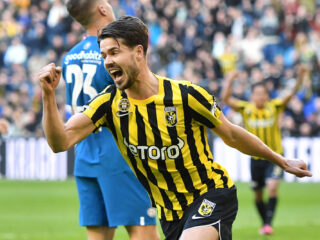 PSV verslikt zich in uitduel bij Vitesse: 1-1