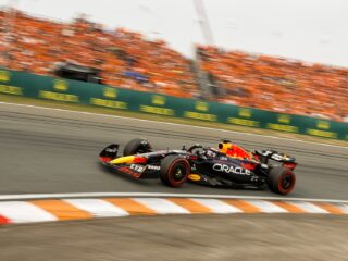 Verstappen maakt het waar in alles behalve optocht op Zandvoort