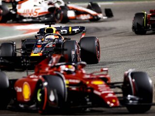 Charles Leclerc brengt Ferrari de eerste zege van het seizoen