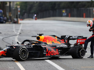 Klapband kost Verstappen de zege in Azerbeidzjan, Hamilton ook buiten de punten