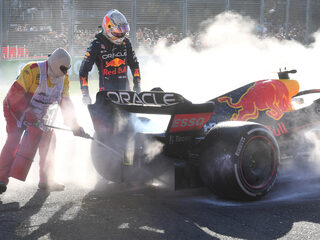 Verstappen valt voor tweede keer dit seizoen uit, Leclerc pakt winst in Australië