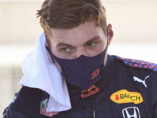 Zware crash Max Verstappen in Engeland, Hamilton profiteert