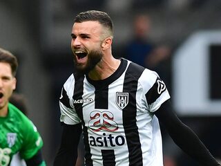 AZ maakt herkenbare fout bij Heracles, FC Twente vernedert Vitesse