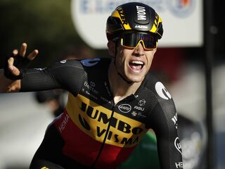 Wout van Aert wint massasprint op Champs-Élysées