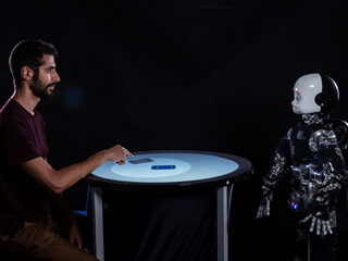 Mensen gedragen zich anders als er een robot meekijkt