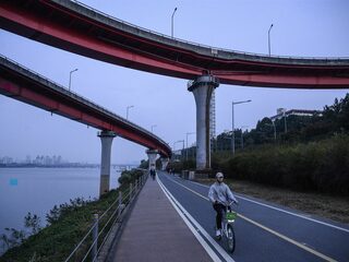 Zuid-Koreaanse feestgangers stappen massaal dronken op de fiets