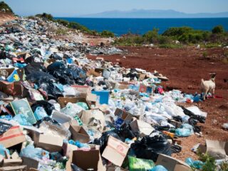 Bergen Nederlands plasticafval komen in Indonesië terecht