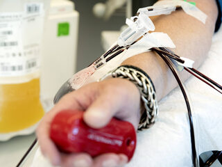 Simon doneert vandaag voor het eerst bloed na verruiming regels bloedbank Sanquin