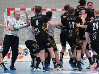 Champagne ontkurkt door handbalclub Aalsmeer: vierde keer op rij kampioen