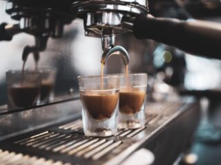 Alledaagse Vragen - Waarom moet je van cafeïne zoveel plassen?