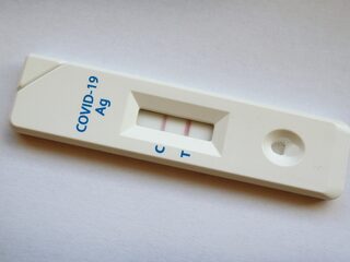 'Recordaantallen besmettingen brengen mogelijk het einde van de pandemie dichterbij'