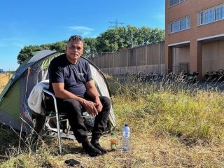 Ex-gedetineerde Joop heeft geen huis en slaapt uit protest in een tent naast de gevangenis
