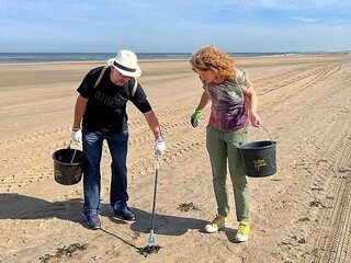 Suzanne zoekt fulltime afval op het strand: 'Alle kleine beetjes helpen'