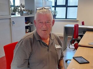 Monteur Theo wil met zijn boek nieuwe monteurs inspireren: 'Er hangt ook een menselijk aspect aan'