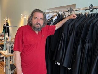 Ernest is een van de laatste togamakers in Nederland: 'Het is ambacht'