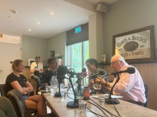 Luisteraars en makers van De Kopgroep beklimmen het Kopje van Bloemendaal