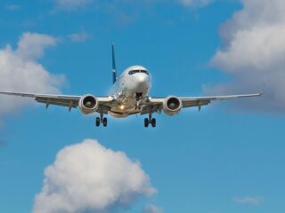 Alledaagse Vragen – Hoe werkt pinnen in het vliegtuig?