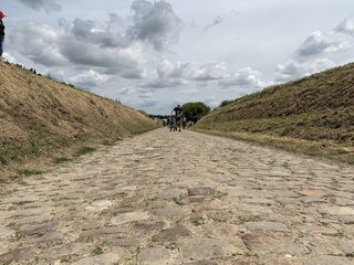Tourcolumn: De gevreesde kasseien in het desolate landschap