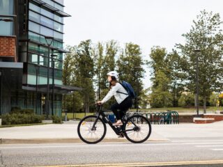Stand.nl: 'De fietshelm moet verplicht worden'