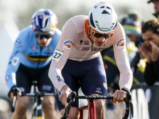 Mathieu van der Poel wereldkampioen veldrijden door sterke sprint
