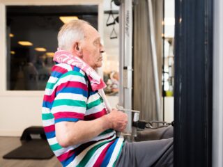 Vechten tegen het ouder worden in de Rotterdamse sportschool