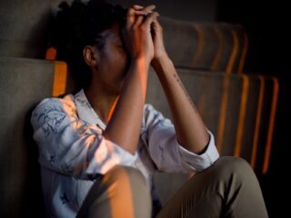 Financiële stress leidt tot klachten: 'Alleen al lezen over inflatie levert stress op'