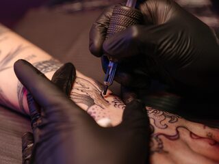 Vanaf 2022 geen groene en rode tattoos meer mogelijk: 'Het is nog maar de vraag of het er veiliger op wordt'