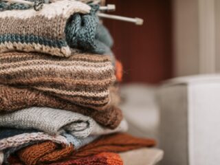 Waarom meer mannen moeten gaan breien: 'Geeft rust en ontspanning'