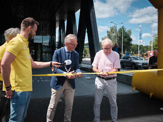 NPO Radio 1 Tourcafé geopend door burgemeester Van der Top en oud-Tourwinnaar Janssen