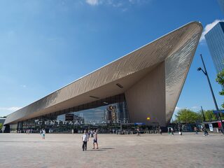 Hoe ontwerp je een eerlijke stad? 'Sloop de poortjes op stations'